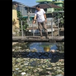 Kondisi sungai di Kota Blitar yang penuh dengan sampah rumah tangga.