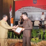 Wali Kota Malang HM Anton menerima penghargaan kewaspadaan daerah dari Kemendagri.