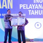 Pakde Karwo Raih Dua Penghargaan dari MenPAN RB dalam Top 99 Inovasi Pelayanan Publik Tahun 2018.