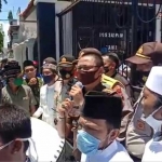 Ratusan Alumni Ponpes Miftahul Ulum Penyepen saat mendatangi Kantor Kejari Pamekasan, Kamis (24/9). Mereka minta hukuman maksimal dijatuhkan kepada terdakwa pelecehan kiai mereka.