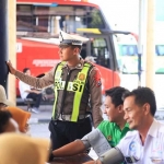 Petugas dari BNN saat tes urine dan kesehatan pengemudi angkutan umum di Terminal Bunder. Foto: Ist