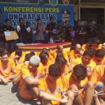 Para tersangka narkoba saat diekspos di Mapolresta Sidoarjo, Jumat (4/10).