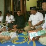 Para pengurus dan simpatisan Partai Gerindra Kota Kediri saat menunggu kedatangan tim verifikasi dari DPD Partai Gerindra Provinsi Jawa Timur. foto: arif kurniawan/ BANGSAONLINE