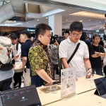 Pengunjung di salah satu gerai Honor.