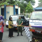 Dandim 0825 Ruli Nuryanto dan Peni Handayani saat melepas truk KPSH untuk menuju stan-stan pasar Bulog yang sudah disediakan.