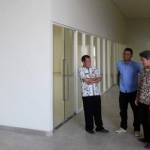 SIDAK: Komisi C DPRD Sidoarjo saat sidak proyek Gedung Serbaguna, di Lingkar Timur Sidoarjo, Kamis (14/1). foto: musta’in/ BANGSAONLINE