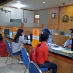 Sejumlah CJH sedang melakukan pengurusan paspor di Kantor Imigrasi Kelas II Blitar.