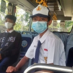 Dua orang siswa saat naik bus sekolah gratis yang disediakan oleh Pemkot Kediri. Foto: Ist