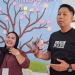 Manda Handayani selaku pemilik sekaligus CEO kerajinan rajut dan Kalapas Kediri, Solichin. (Ist)