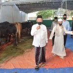 Bupati Fadeli usai sholat Idul Adha di Masjid Agung Lamongan.