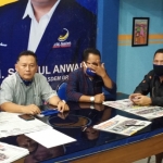 Musa (kiri) bersama para pengurus DPD Nasdem Gresik dalam sebuah kesempatan. foto: SYUHUD/ BANGSAONLINE