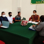 Suasana sidang mediasi antara RSUD Nganjuk dan orang tua bayi yang digelar tertutup untuk umum, Rabu (23/9). foto: BAMBANG/ BANGSAONLINE