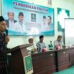 Ahmad Musawwir menyampaikan sambutan pembukaan pendidikan polititk terkait pemamfaatan media sosial.