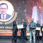 Dewan Juri Marketeer of the Year Arief Yahya (kiri) menyerahkan penghargaan The Best Industry Marketing Champion 2023 for the Basic Materials Sector kepada Direktur Utama SIG, Donny Arsal (tengah). Foto: Ist.