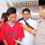 Kapolres Sampang, AKBP Didit Bambang Wibowo Saputra ketika menginterogasi salah satu pelaku pemerkosaan saat rilis pers.
