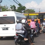 Tampak sebuah bus jurusan Dampit atau Lumajang yang enggan masuk ke terminal Hamid Rusdi seenaknya putar balik di tengah kemacetan lalu lintas sekitar Pasar Induk Gadang, Minggu (08/12). foto: IWAN IRAWAN/ BANGSAONLINE