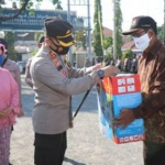 Bantuan diserahkan secara simbolis saat apel di halaman Mapolres Probolinggo Kota. (foto: ist)