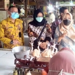 Plt. Kepala Disperindag Kabupaten Mojokerto H. Iwan Abdillah mendampingi Bupati Mojokerto saat melakukan sidak di pasar. (foto: ist)