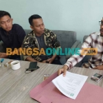 Ketua LPBHNU Sampang bersama anggotanya saat jumpa pers. Foto: MUTAMMIM/BANGSAONLINE