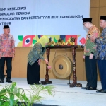 Gubernur Jawa Timur Khofifah Indar Parawansa saat me-launching Gerakan Akselerasi Implementasi Kurikulum Merdeka (IKM) di Ballroom Hotel Mercure Grand Mirama, Kamis (3/11/2022).