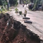 TPT atau tembok penahan tanah yang longsor akibat hujan deras. 