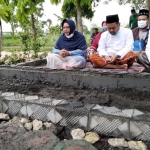 Gus Yani - Bu Min saat ziarah di makam almarhum KH. Robbach Mashun, di Desa Dukun Anyar, Dukun. foto: ist.