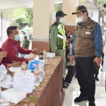 Wakil Bupati Lamongan Abdul Rouf saat sidak pelaksanaan pilkades serentak di Desa Bakalanpule.