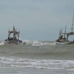 PARKIR: Perahu nelayan ditambatkan gara-gara gelombang tinggi di perairan Kecamatan Ambunten, Kabupaten Sumenep. foto: rahmat/ BANGSAONLINE