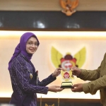 Wali Kota Kediri saat menyerahkan cendera mata kepada Wali Kota Madiun. Foto: Ist