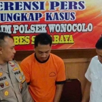 Pelaku pencurian dengan modus meniduri wanita sampai lemas saat ditanya Kapolsek Wonocolo, Senin (30/10/2023).