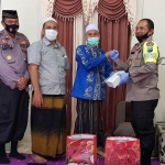 Kapolresta Banyuwangi Kombes Pol Arman Asmara Syarifuddin, S.I.K. memberikan bantuan obat Lianhua Qingwen Liaonang kepada pimpinan Ponpes Darussalam, KH. Hisyam Syafa’at.