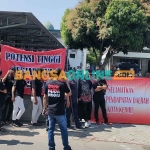 Belasan orang yang tergabung dalam LSM Aliansi Gabungan Kediri saat menggelar aksi demo di kantor DPKP. Foto: MUJI HARJITA/ BANGSAONLINE