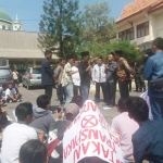 Ratusan Mahasiswa yang mengatasnamakan Gerakan Mahasiswa Pasca Reformasi (Gempar) saat melakukan aksi demonstrasi di halaman gedung Rektorat IAIN Madura, Kamis (30/8).