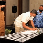 Wakil Wali Kota Pasuruan, Adi Wibowo, saat menyaksikan penandatanganan MoU bersama PT Pelindo 3 terkait  pengembangan kawasan pelabuhan di Kota Pasuruan.