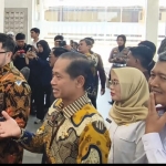  Bupati Kediri Hanindito Himawan Pramana (kiri) saat meninjau booth yang ada di MPP Kabupaten Kediri. Foto: Muji Harjita/BANGSAONLINE