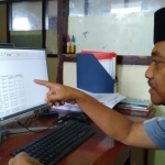 Bawaslu Blitar saat mencermati nama-nama PPS yang terindikasi pengurus dan anggota parpol.