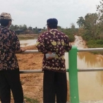 Kepala DLHK Kabupaten Tuban, Bambang Irawan, saat meninjau sungai di Desa Boncong.