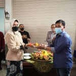 Wali Kota Batu, Dewanti Rumpoko saat mengunjungi Pasar Sayur dan bertemu dengan pedagang sayur dan pedagang buah, Sabtu (13/11/2021). Foto: Agus Salimullah/ BANGSAONLINE.com