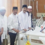 Ditemani beberapa putra dan putri KH Abdullah Faqih, Gus Ipul menjenguk Ibu Nyai Hunainah Abdullah Faqih, istri almarhum KH Abdullah Faqih pengasuh pesantren Langitan Tuban.