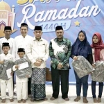 Senior Partnership Prog & Com Dev Officer Semen Indonesia Abdul Manan (3 dari kiri belakang) foto bersama penerima bantuan dalam rangka Safari Ramadan 1440 H.
