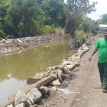 Tanggul di Desa Cangkringmalang Kecamatan Beji yang jebol pasca diguyur hujan  deras.