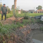 M. Syahrul Munir (kanan) saat bertemu petani di Desa Wahas, Kecamatan Balongpanggang. Foto: Ist.