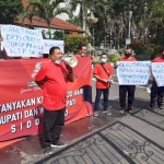 ORASI: LSM Geber saat demo di depan Pendapa Delta Wibawa Sidoarjo, Jumat (28/5/2021). foto: MUSTAIN/ BANGSAONLINE