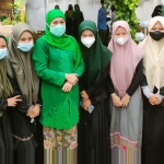 Gubernur Khofifah saat diminta foto bersama oleh para santri Ponpes Fadhlul Fadhlan, Mijen, Kota Semarang. foto: DIDI ROSADI/ BANGSAONLINE
