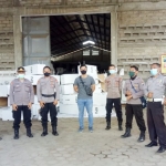 Polisi sedang berjaga di Gudang Logistik KPU Banyuwangi.