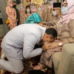 Wali Kota Surabaya Terpilih Eri Cahyadi melakukan sungkeman kepada orang tua dan mertua sebelum berangkat mengikuti prosesi pelantikan di Gedung Negara Grahadi, Surabaya, Jumat (26/2/2021). (foto: ist)