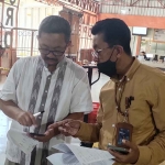 Eksekutif Manager (EM) Kantor Pos Cabang Kediri, Kusnadi (kanan) didampingi Staf Bagian Operasional dan Kurir, Waskito saat berada di gudang Kantor Pos Kediri. Foto: Muji Hajita/BANGSAONLINE.com 