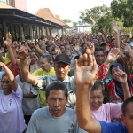 ODGJ penghuni UPTD Liponsos Keputih menari bareng saat mengikuti terapi Art Musik.