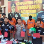 Kapolresta Sidoarjo Kombes Pol Zain Dwi Nugroho menunjukkan para pelaku beserta barang bukti yang diamankan.