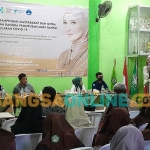 Arzeti Bilbina saat membuka sosialisasi pencegahan Covid-19 di SMK Plus NU Sidoarjo. Foto: MUSTAIN/BANGSAONLINE